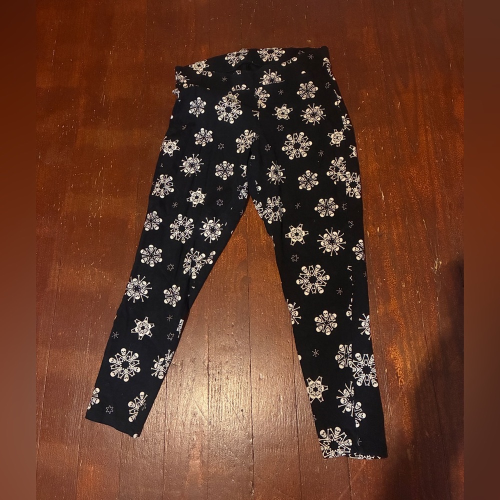 Torrid Black and White Skull and Bones Snowflake Leggings Size 1